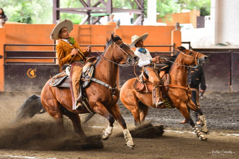 dos personas sobre caballo charrería mexicana